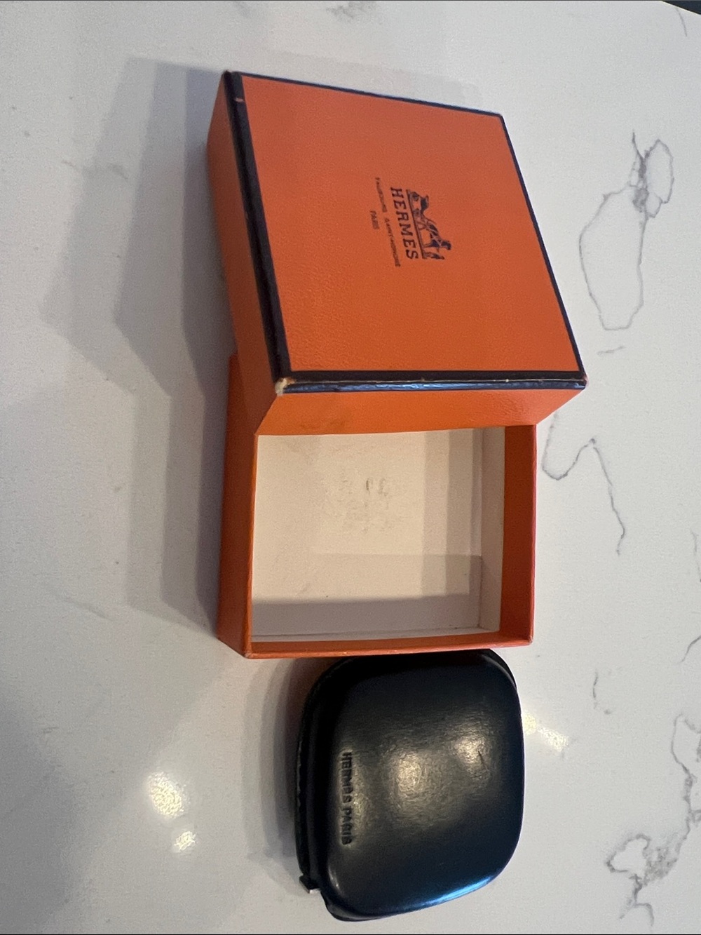 Men's Black Leather Zip Case - Black
Hermes portable black leather measuring